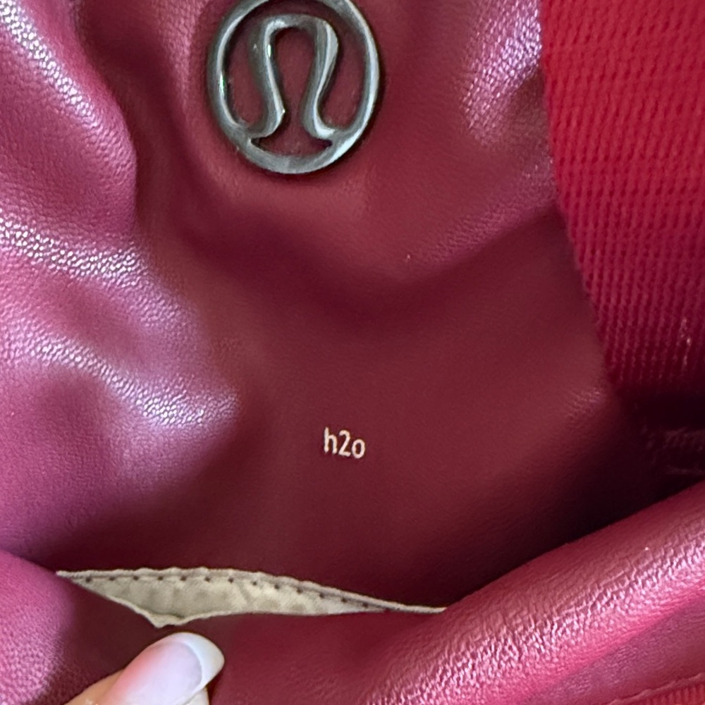 🍋 Lululemon: Elegant Burgundy Tote Bag - Picture 3 of 16